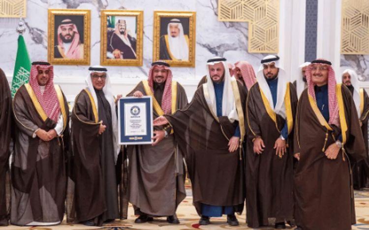 أمير القصيم يتسلم شهادة تسجيل واحة بريدة في موسوعة جينيس