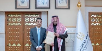 الأمير فيصل بن سلمان يتسلم وثيقة للمؤسس عمرها 100 عام