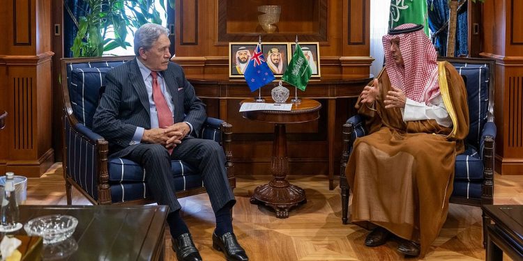 «الجبير» يبحث مع وزير خارجية نيوزيلندا تعزيز العلاقات وقضايا إقليمية ودولية