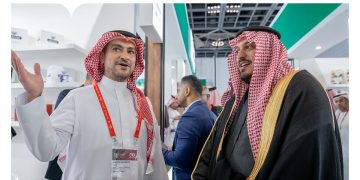 الرئيس التنفيذي لـ«تنمية الصادرات» يزور جناح «صناعة سعودية» في معرض الخليج للأغذية