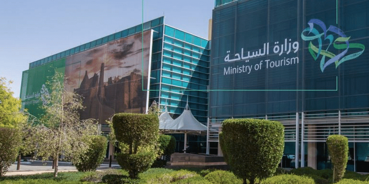 السياحة تشدد على عدم تقديم خدمة المبيت والتسويق لها بما يخالف نوعه في الترخيص