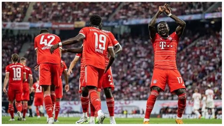 بايرن يفوز على آينتراخت برباعية ويحافظ على صدارة الدوري الألماني
