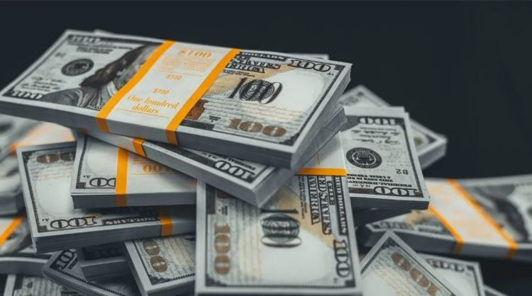 بسبب مخاوف الرسوم الجمركية.. الدولار يتأرجح قرب أدنى مستوى في شهرين