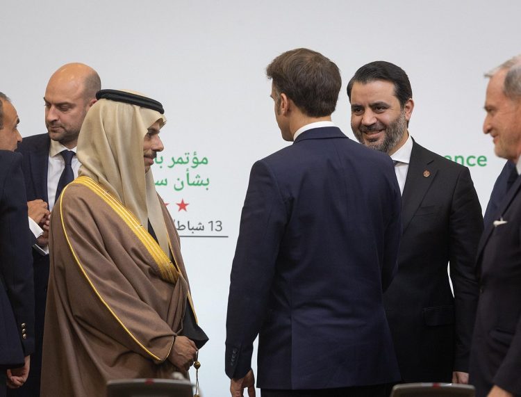 حديث جانبي يجمع الرئيس الفرنسي ووزير الخارجية بقاعة اجتماع باريس بشأن سوريا