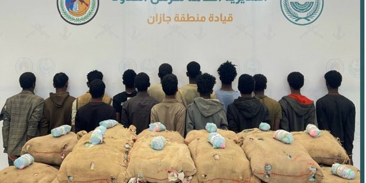 حرس الحدود بجازان يقبض على 15 مخالفًا لتهريبهم 440 كيلوجرامًا من القات