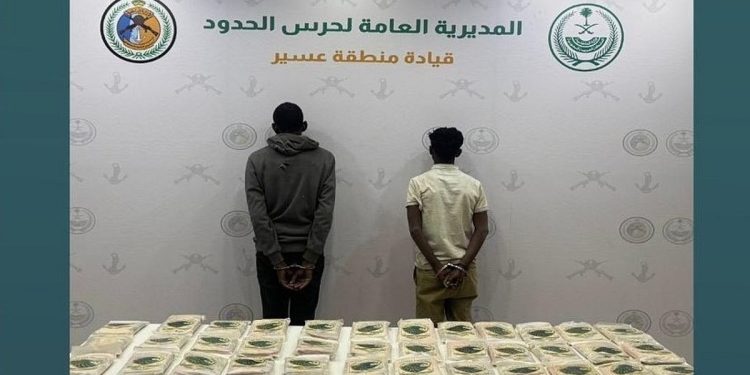 حرس الحدود بعسير يقبض على مخالفين لنظام أمن الحدود لتهريبهما 44 كيلوجرامًا من مادة الحشيش المخدر