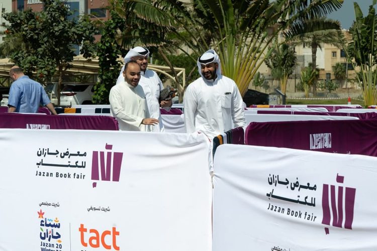 زوار "معرض جازان للكتاب" يشاركون اختياراتهم الأدبية بعناية