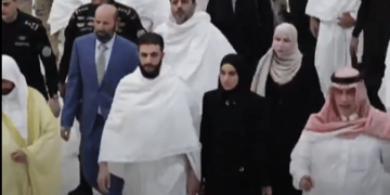 سيدة محجبة تسير مع أحمد الشرع في الحرم المكي.. من هي؟