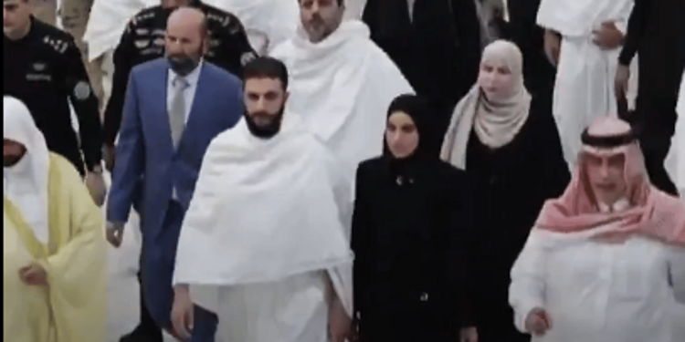 سيدة محجبة تسير مع أحمد الشرع في الحرم المكي.. من هي؟