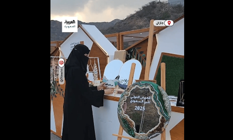 فوزية المالكي: ابنتي ألهمتني بالرسم والتصميم على المرايا