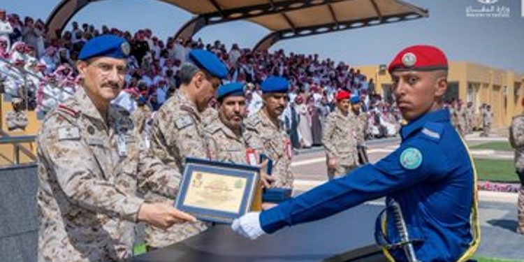 قائد القوات الجوية يشهد تخريج دورة الفرد الأساسي الـ34
