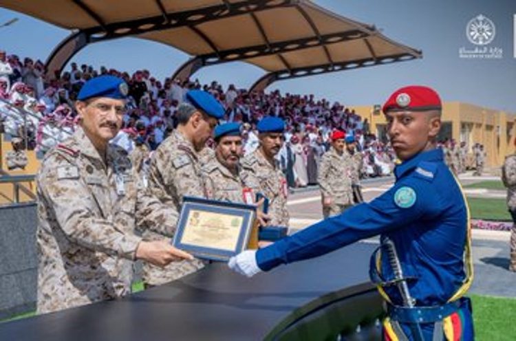 قائد القوات الجوية يشهد تخريج دورة الفرد الأساسي الـ34