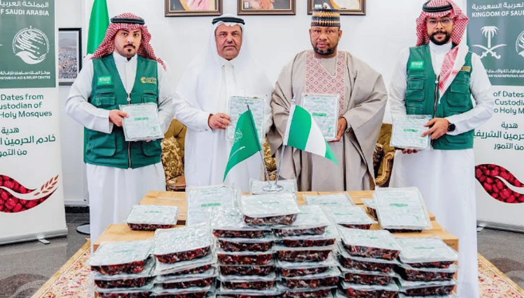 مركز الملك سلمان للإغاثة يسلّم 100 طن من التمور هدية المملكة لنيجيريا