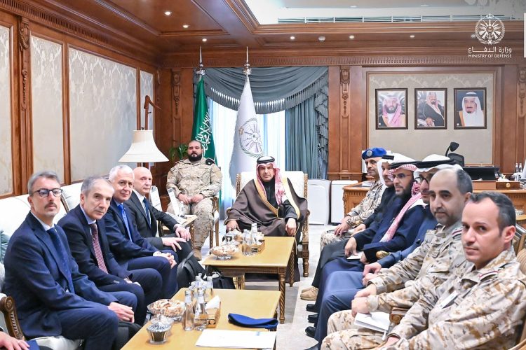  مساعد وزير الدفاع يستقبل مدير التسليح الجوي وصلاحية الطيران الإيطالي 