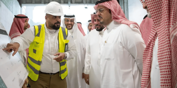 نائب أمير مكة المكرمة يقف ميدانيًا على المشروعات القائمة بالمسجد الحرام