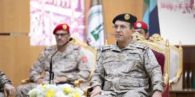 نائب رئيس هيئة الأركان يتفقد قيادة عدة مناطق