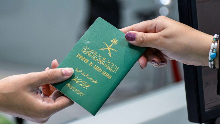 هل تأشيرة الزيارة العائلية قابلة للتجديد؟.. الجوازات تجيب