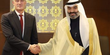 وزير الاتصالات يبحث مع وزير العلوم والابتكار البريطاني توسيع الشراكة في الذكاء الاصطناعي