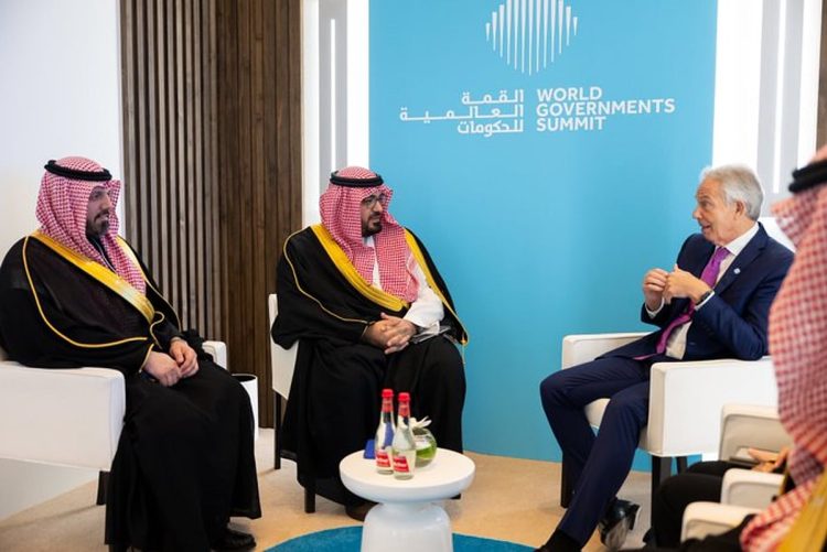 وزير الاقتصاد والتخطيط يجتمع مع توني بلير