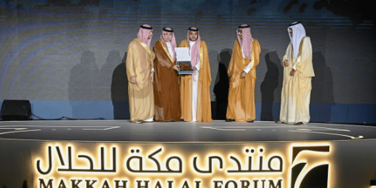 وزير التجارة يدشّن "منتدى مكة للحلال" ويكرّم الجهات المشاركة