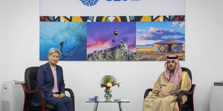 وزير الخارجية يبحث سبل تعزيز وتطوير العلاقات المشتركة مع نظيرته الأسترالية