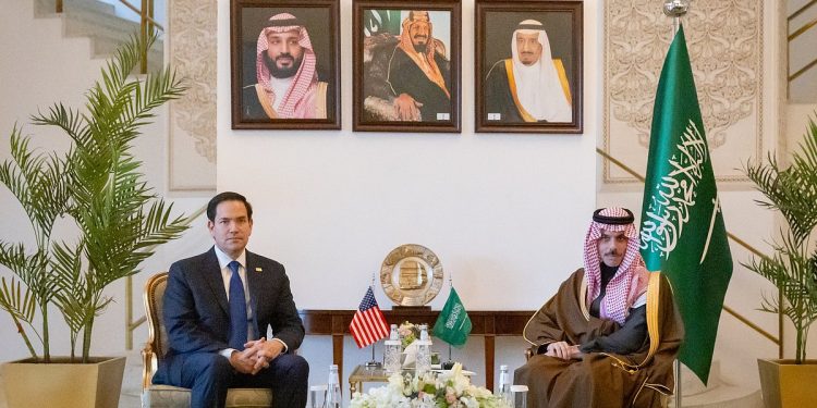وزير الخارجية يبحث مع نظيره الأمريكي المستجدات الإقليمية والدولية