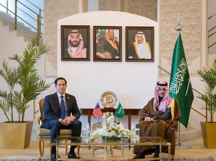وزير الخارجية يبحث مع نظيره الأمريكي المستجدات الإقليمية والدولية