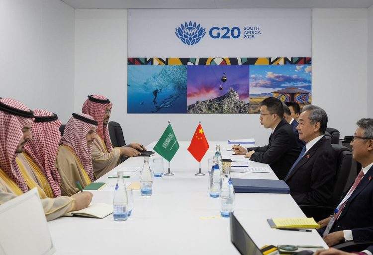 وزير الخارجية يبحث مع نظيره الصيني آخر المستجدات الإقليمية والدولية