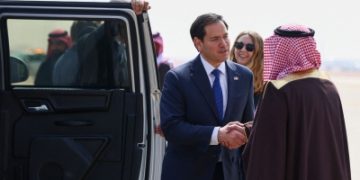 وزير الخارجية يستقبل نظيره الأمريكي