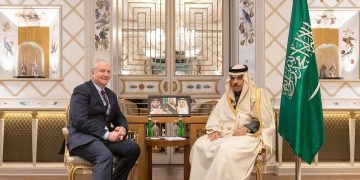 وزير الخارجية يلتقي في ميونخ السيناتور الأمريكي فان هولين ويناقشان التطورات الإقليمية والدولية