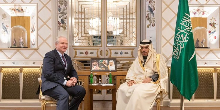 وزير الخارجية يلتقي في ميونخ السيناتور الأمريكي فان هولين ويناقشان التطورات الإقليمية والدولية