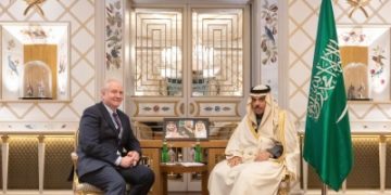 وزير الخارجية يناقش الأوضاع الإقليمية مع السيناتور الأمريكي فان هولين