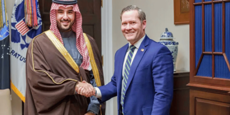 وزير الدفاع ومستشار الأمن القومي الأمريكي يستعرضان آفاق التعاون المشترك