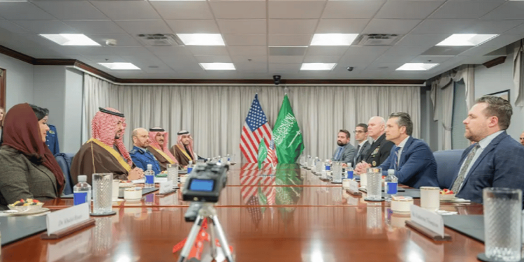 وزير الدفاع ونظيره الأمريكي يبحثان في واشنطن سبل تعزيز العلاقات العسكرية