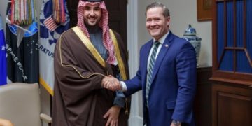 وزير الدفاع يستعرض مع وزير الخارجية الأمريكي التحديات