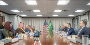وزير الدفاع يلتقي نظيره الأمريكي ويعقدان اجتماعًا موسعًا