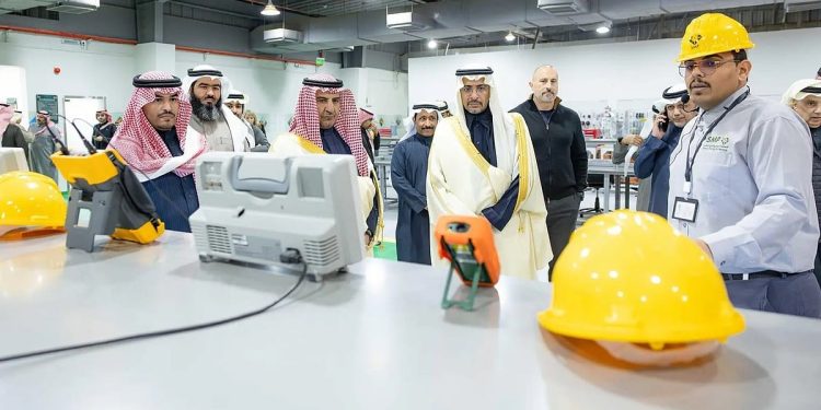وزير الصناعة يتفقد المشاريع التنموية والاقتصادية في منطقة الحدود الشمالية