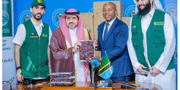 «سلمان للإغاثة» يسلّم 25 طنًا من التمور هدية المملكة لجمهورية تنزانيا المتحدة