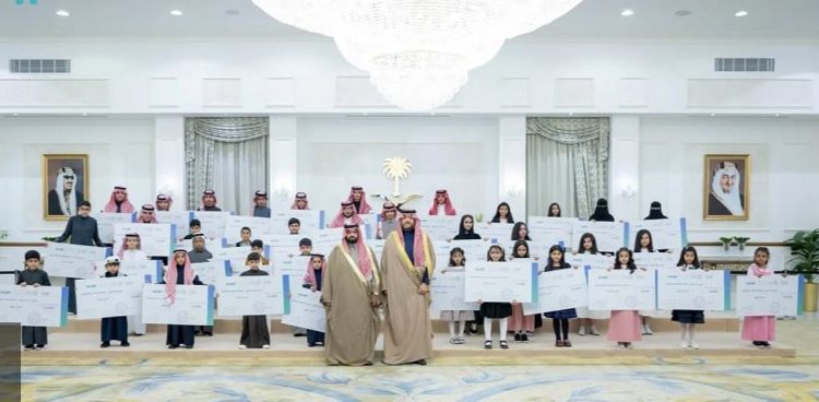أمير الحدود الشمالية يكرّم 49 طالبًا وطالبة فائزين بجوائز مسابقة «منافس»