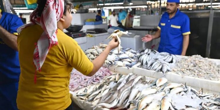 سوق السمك بجدة يستقطب المستهلكين والزوار خلال شهر رمضان