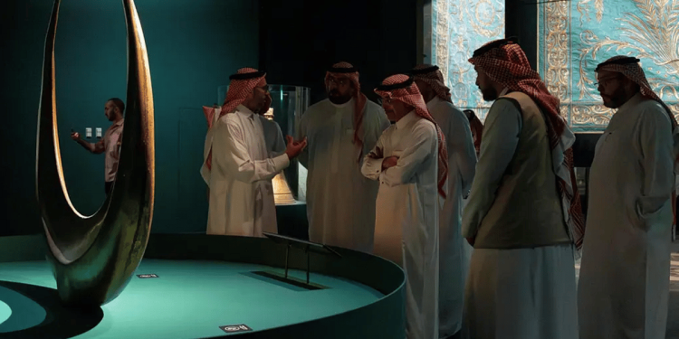 وزيرا المالية والاقتصاد يطلعان على التحف الأثرية والفنية المعاصرة في بينالي الفنون الإسلامية