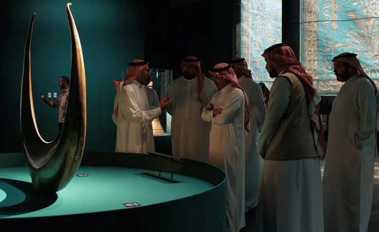 وزيرا المالية والاقتصاد يطلعان على التحف الأثرية والفنية المعاصرة في بينالي الفنون الإسلامية