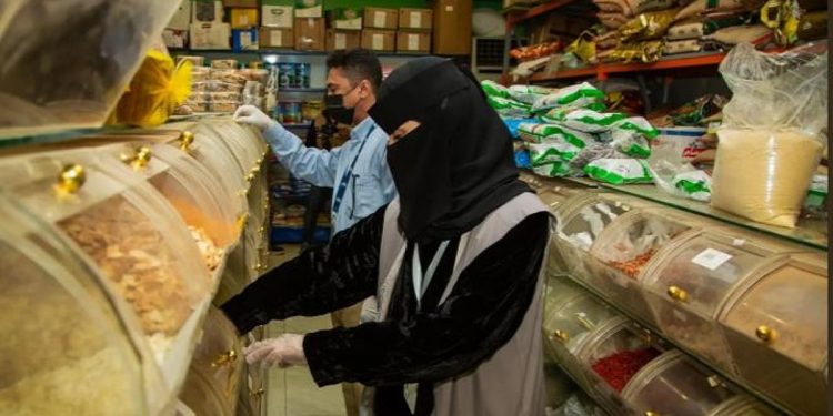 أمانة تبوك تنفّذ أكثر من 15 ألف زيارة رقابية لضمان سلامة المواد الغذائية