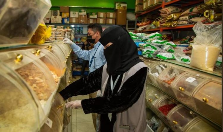 أمانة تبوك تنفّذ أكثر من 15 ألف زيارة رقابية لضمان سلامة المواد الغذائية