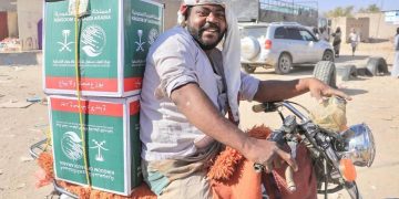 «سلمان للإغاثة» يوزّع آلاف السلال الغذائية والتمر في محافظتي مأرب وحضرموت