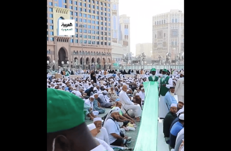 5 دقائق فقط لإنهاء مهمة إفطار الصائمين في الحرم المكي