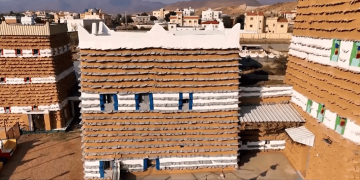 أهالي العيص يستعيدون جمال تاريخها بترميم منازل الأجداد