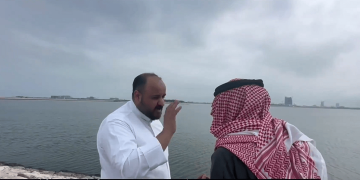 إنسانية الرجال.. قصة بر جمعت بين مسن فقد عائلته وشاب تربى على الأخلاق