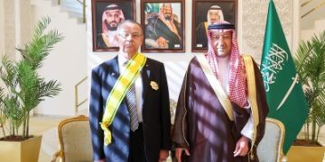 الخريجي يقلد السفيرين الفلسطيني والمصري وشاح 'المؤسس'