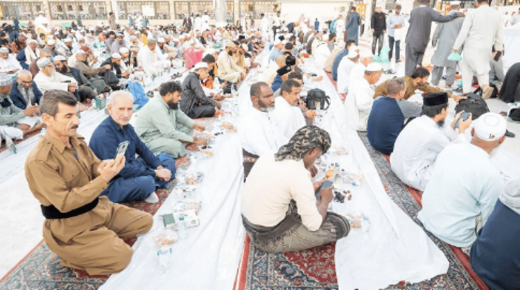 السُّفرة الرمضانية في المسجد النبوي.. أصالةٌ متجذرة وعراقةٌ ممتدة